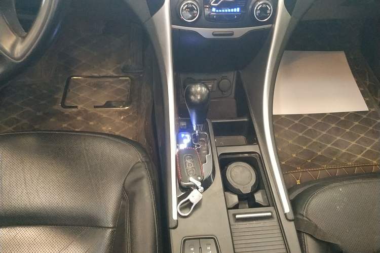 Used Hyundai Sonata 2014 2.0L Automatic Luxury Edition Gear Lever