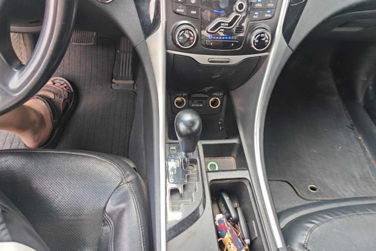 Used Hyundai Sonata 2014 2.0L Automatic Luxury Edition Gear Lever