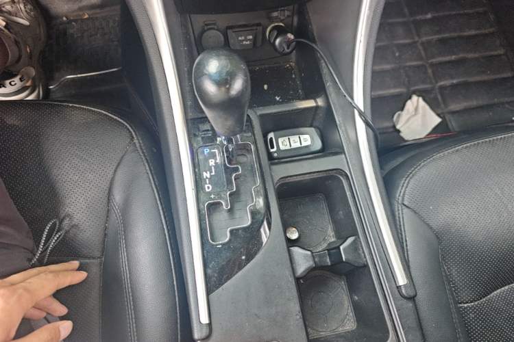 Used Hyundai Sonata 2014 2.4L Automatic Luxury Version China IV Standard Gear Lever
