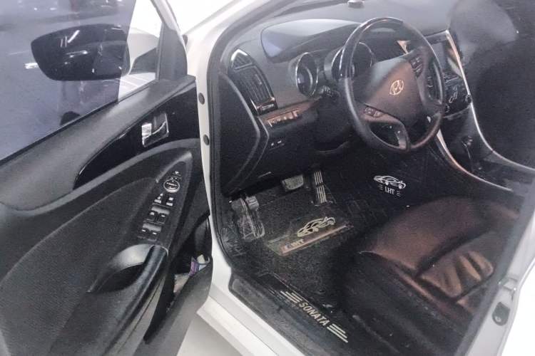 Used Hyundai Sonata 2014 2.4L Automatic Leading Edition China IV Standard Interior 2