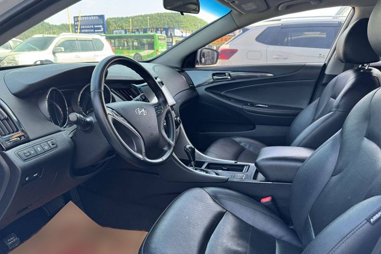 Used Hyundai Sonata 2014 2.0L Automatic Luxury Edition Interior 2
