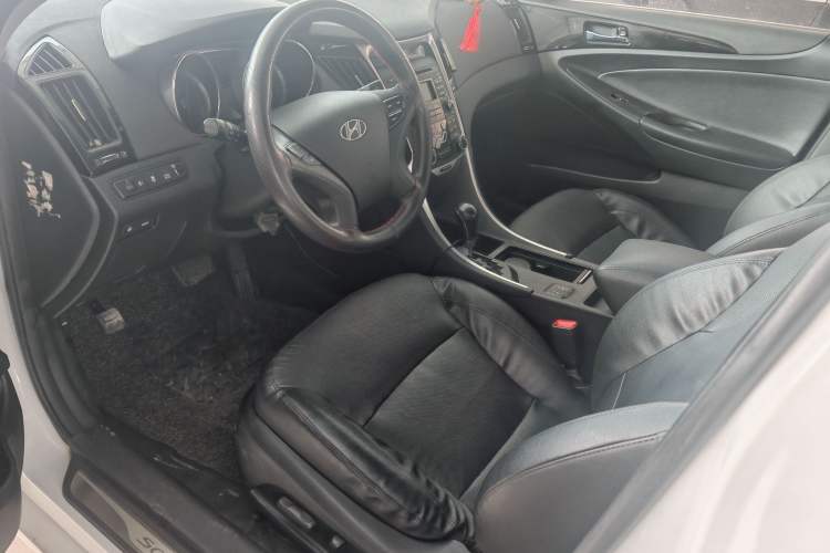 Used Hyundai Sonata 2014 2.0L Automatic Luxury Edition Interior 2