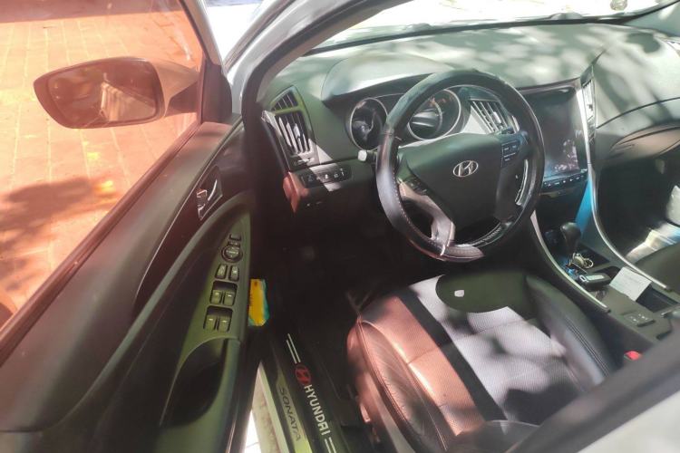 Used Hyundai Sonata 2014 2.0L Automatic Luxury Edition Interior 2