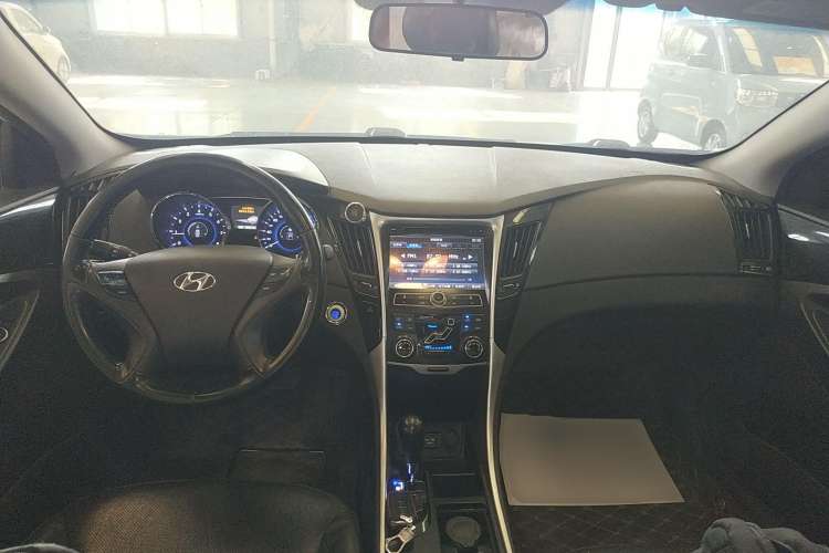 Used Hyundai Sonata 2014 2.0L Automatic Luxury Edition Interior 2