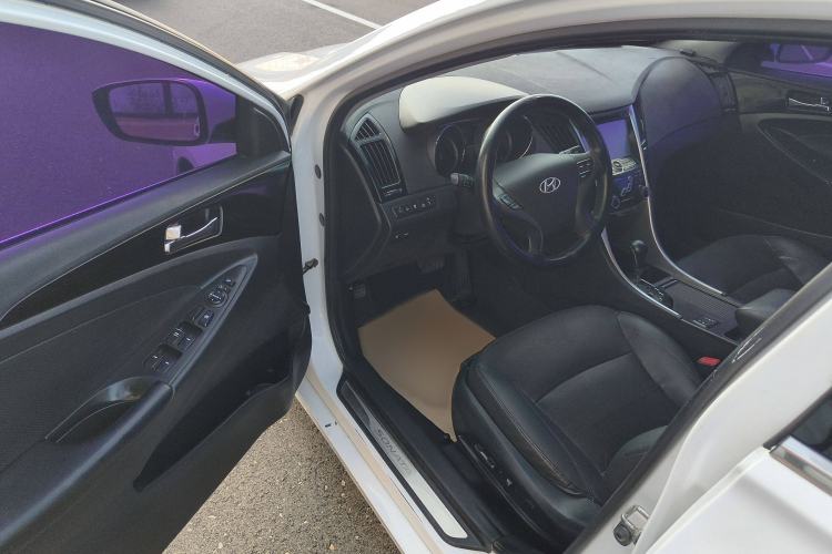 Used Hyundai Sonata 2014 2.0L Automatic Luxury Edition Interior 2