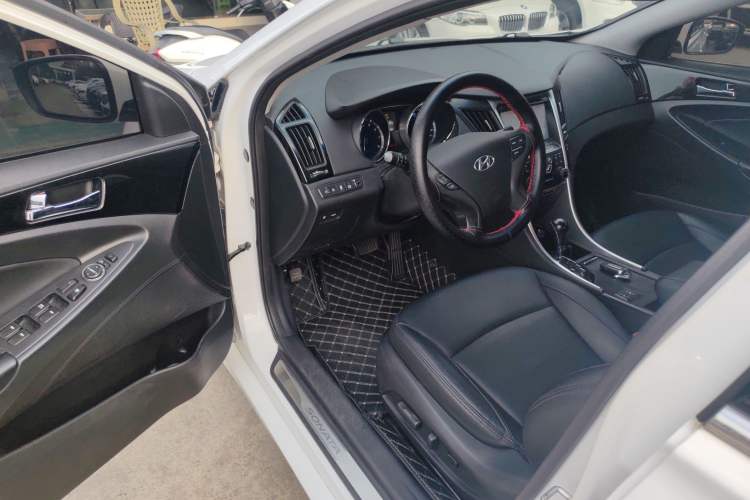 Used Hyundai Sonata 2014 2.0L Automatic Luxury Edition Interior 2