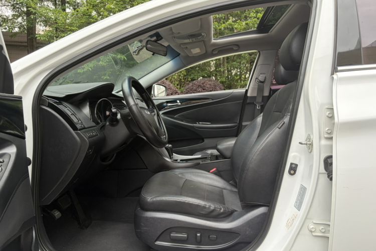 Used Hyundai Sonata 2014 2.4L Automatic Leading Edition China IV Standard Interior 3