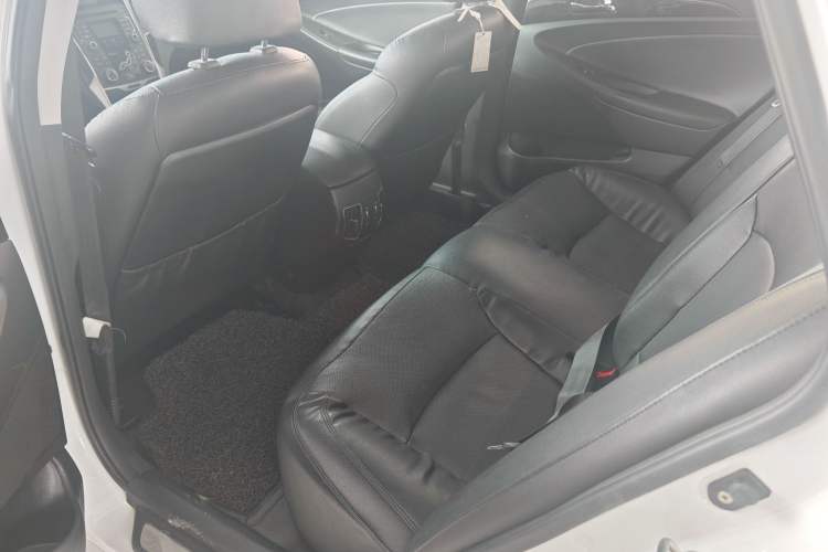 Used Hyundai Sonata 2014 2.0L Automatic Luxury Edition Interior 3