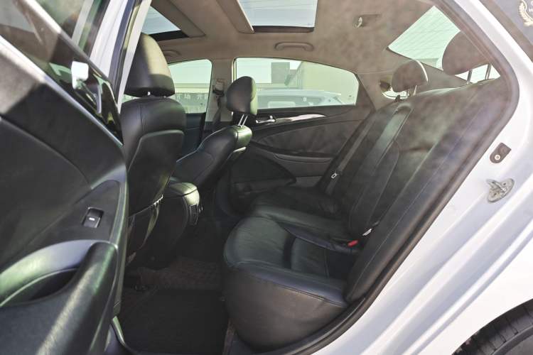 Used Hyundai Sonata 2014 2.4L Automatic Leading Edition China IV Standard Interior 3