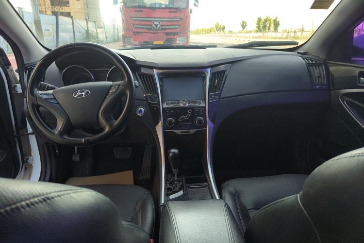 Used Hyundai Sonata 2014 2.0L Automatic Luxury Edition Interior 3