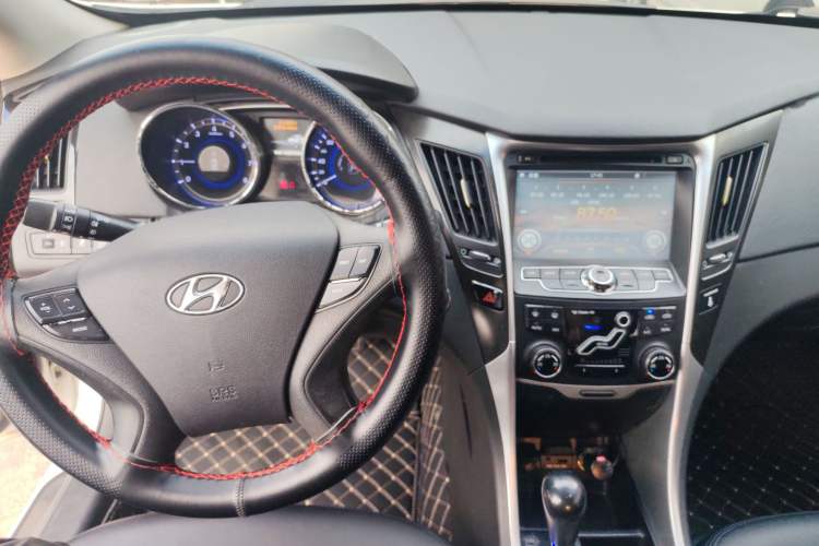 Used Hyundai Sonata 2014 2.0L Automatic Luxury Edition Interior 3
