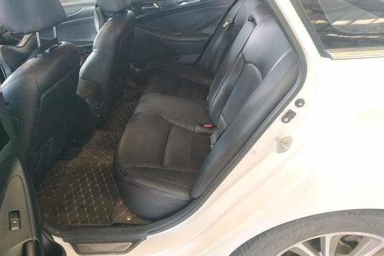 Used Hyundai Sonata 2014 2.0L Automatic Luxury Edition Interior 4