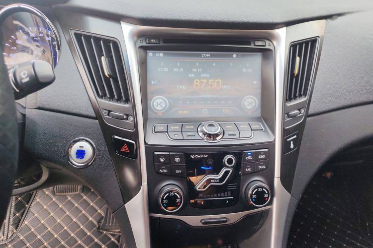 Used Hyundai Sonata 2014 2.0L Automatic Luxury Edition Interior 4