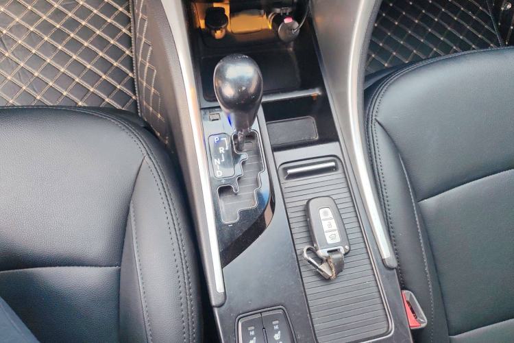 Used Hyundai Sonata 2014 2.0L Automatic Luxury Edition Interior 5