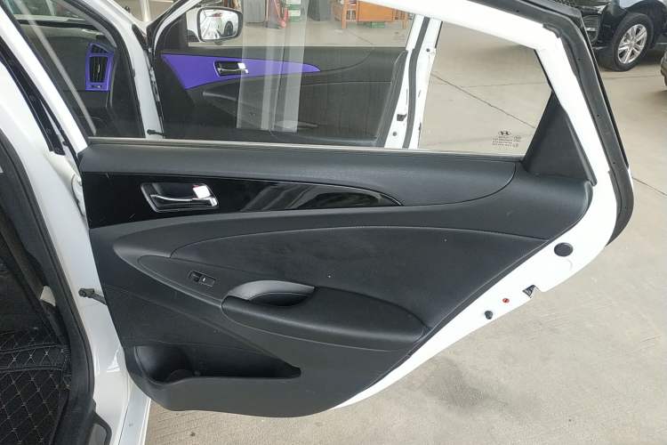 Used Hyundai Sonata 2014 2.4L Automatic Luxury Version China V Standard Interior 6