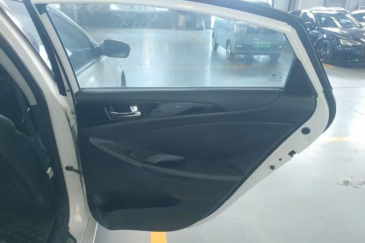 Used Hyundai Sonata 2014 2.0L Automatic Luxury Edition Interior 6