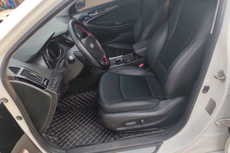 Used Hyundai Sonata 2014 2.0L Automatic Luxury Edition Interior 7