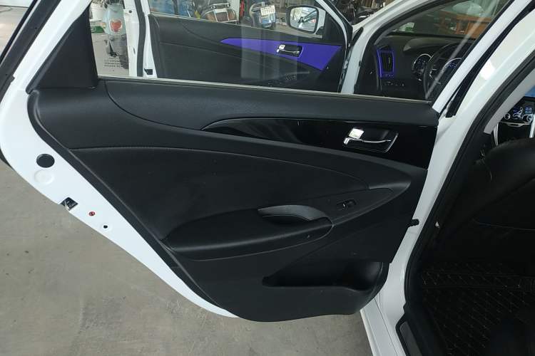 Used Hyundai Sonata 2014 2.4L Automatic Luxury Version China V Standard Interior 8