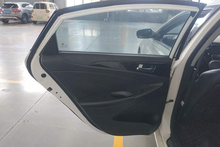 Used Hyundai Sonata 2014 2.0L Automatic Luxury Edition Interior 8
