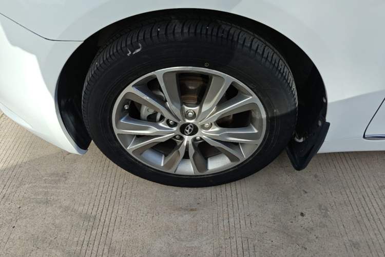 Used Hyundai Sonata 2014 2.0L Automatic Luxury Edition Left Front Wheel Hub