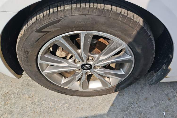 Used Hyundai Sonata 2014 2.0L Automatic Luxury Edition Left Front Wheel Hub