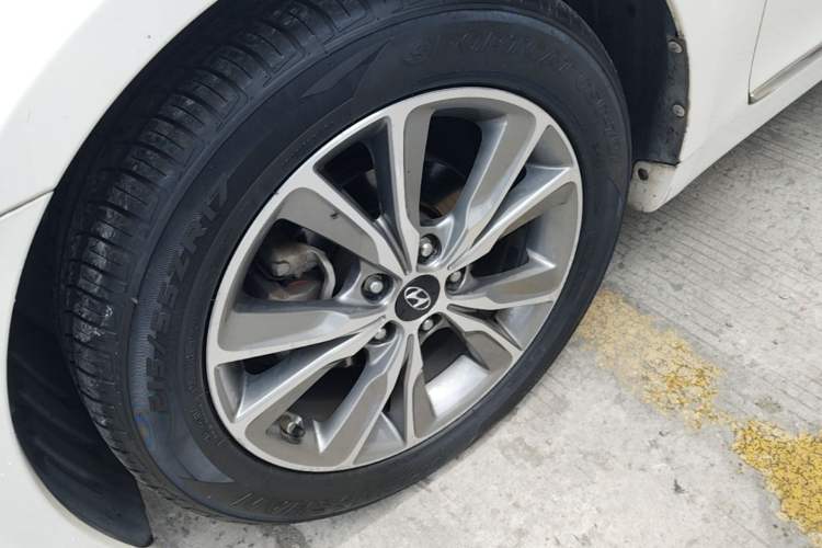 Used Hyundai Sonata 2014 2.4L Automatic Leading Edition China IV Standard Left Front Wheel Hub