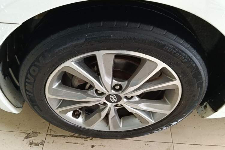 Used Hyundai Sonata 2014 2.0L Automatic Luxury Edition Left Front Wheel Hub