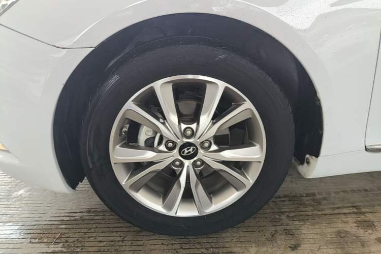 Used Hyundai Sonata 2014 2.0L Automatic Luxury Edition Left Front Wheel Hub