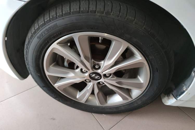 Used Hyundai Sonata 2014 2.4L Automatic Leading Edition China IV Standard Left Front Wheel Hub