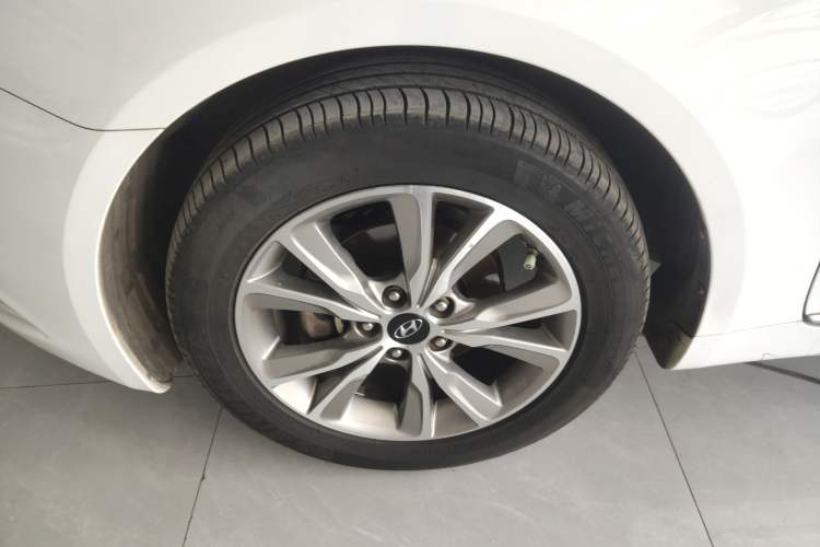 Used Hyundai Sonata 2014 2.0L Automatic Luxury Edition Left Front Wheel Hub