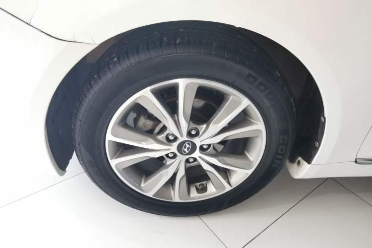 Used Hyundai Sonata 2014 2.0L Automatic Luxury Edition Left Front Wheel Hub
