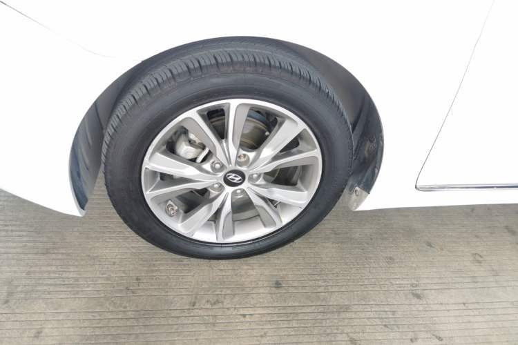 Used Hyundai Sonata 2014 2.0L Automatic Luxury Edition Left Front Wheel Hub