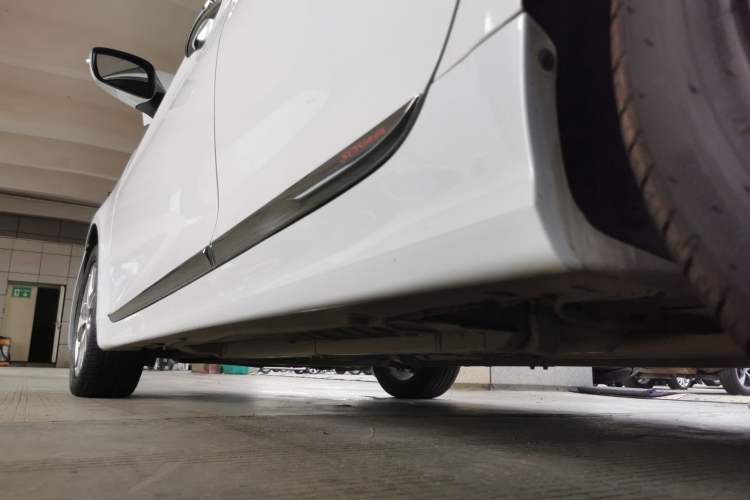 Used Hyundai Sonata 2014 2.0L Automatic Luxury Edition Left Side Sill