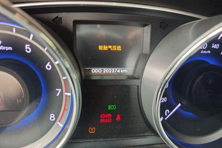 Used Hyundai Sonata 2014 2.0L Automatic Luxury Edition Odometer Close Up
