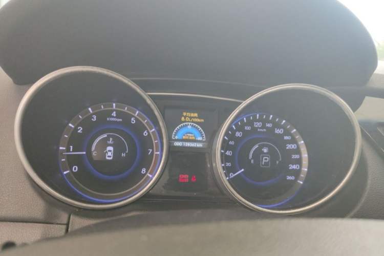 Used Hyundai Sonata 2014 2.0L Automatic Luxury Edition Odometer Close Up
