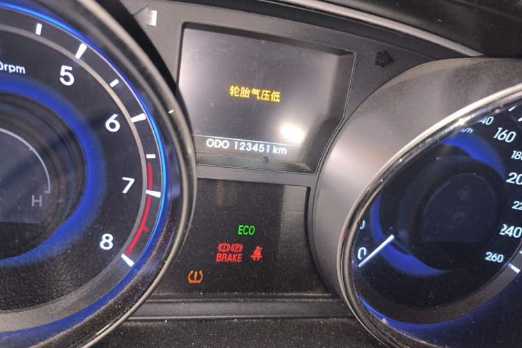 Used Hyundai Sonata 2014 2.0L Automatic Luxury Edition Odometer Close Up
