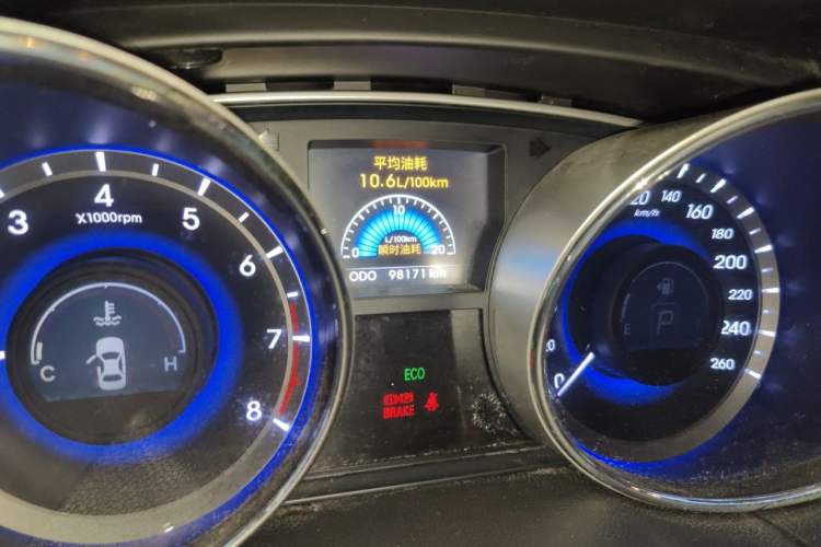 Used Hyundai Sonata 2014 2.4L Automatic Leading Edition China IV Standard Odometer Close Up