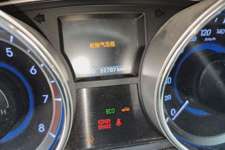 Used Hyundai Sonata 2014 2.4L Automatic Luxury Version China IV Standard Odometer Close Up