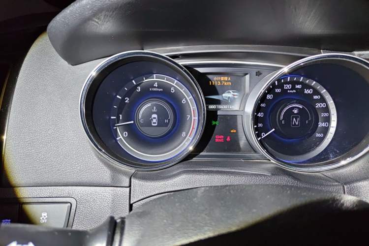 Used Hyundai Sonata 2014 2.4L Automatic Luxury Version China V Standard Odometer Close Up