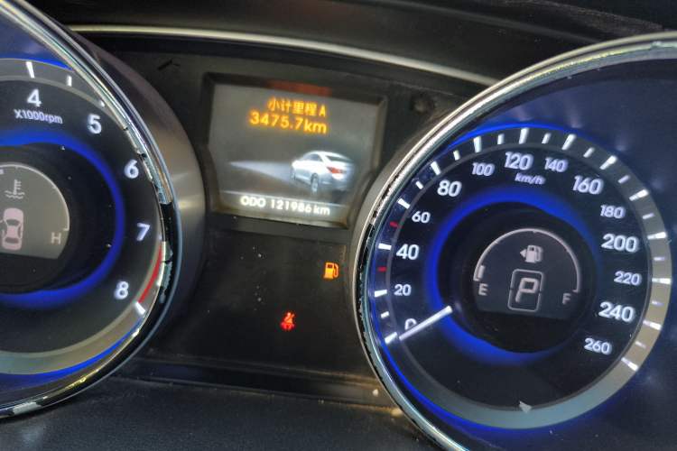 Used Hyundai Sonata 2014 2.0L Automatic Luxury Edition Odometer Close Up