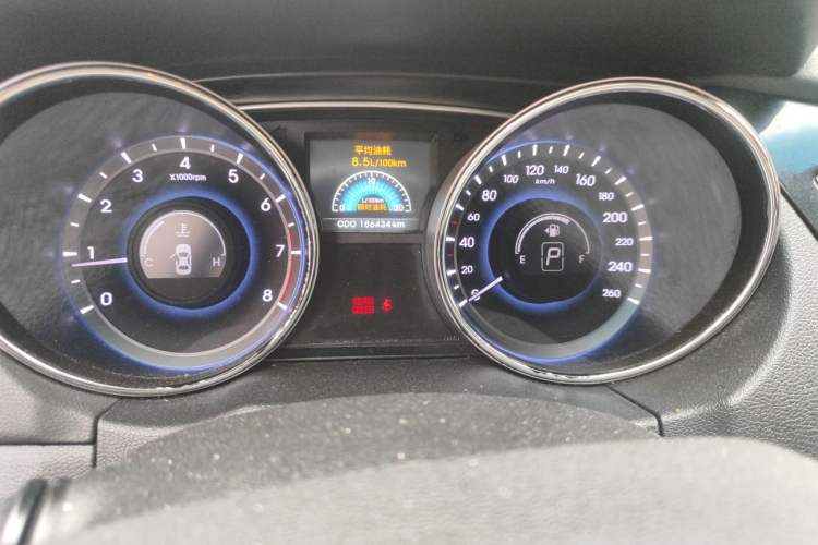Used Hyundai Sonata 2014 2.0L Automatic Leading Edition Odometer Close Up
