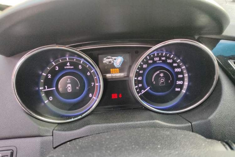 Used Hyundai Sonata 2014 2.0L Automatic Luxury Edition Odometer Close Up