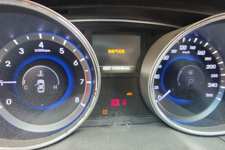 Used Hyundai Sonata 2014 2.0L Automatic Luxury Edition Odometer Close Up