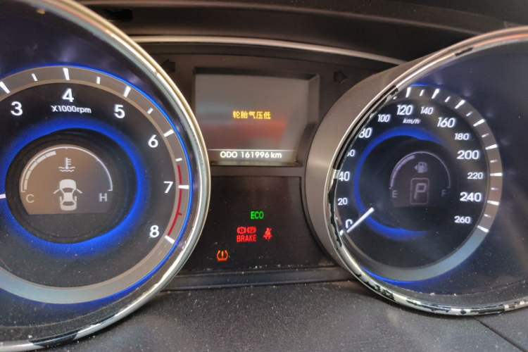 Used Hyundai Sonata 2014 2.0L Automatic Prestige Edition Odometer Close Up