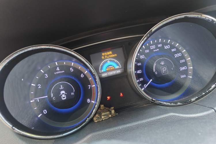 Used Hyundai Sonata 2014 2.0L Automatic Luxury Edition Odometer Close Up