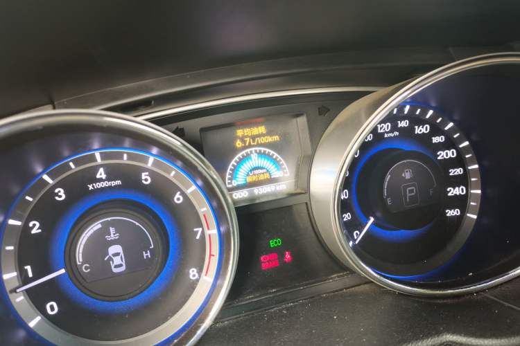 Used Hyundai Sonata 2014 2.0L Automatic Luxury Edition Odometer Close Up