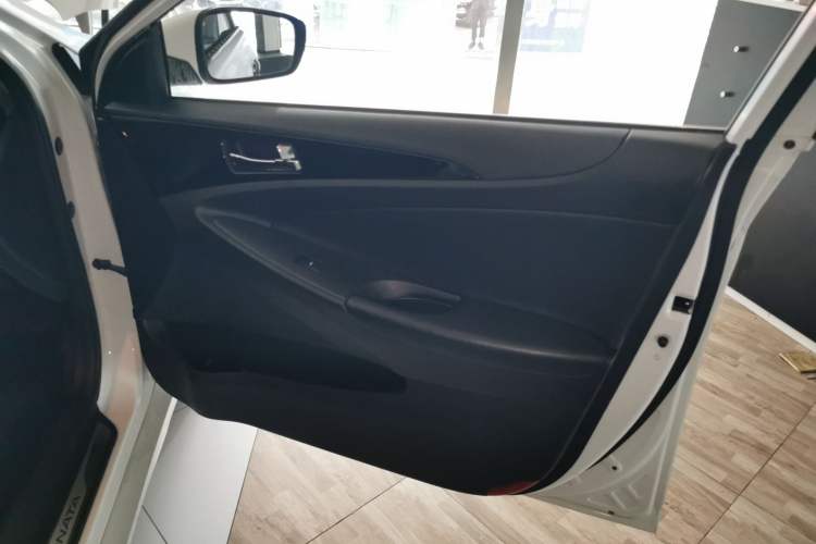 Used Hyundai Sonata 2014 2.0L Automatic Luxury Edition Right Front Door Interior