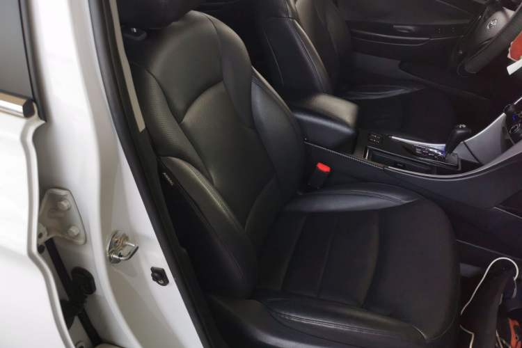 Used Hyundai Sonata 2014 2.0L Automatic Luxury Edition Right Front Seat