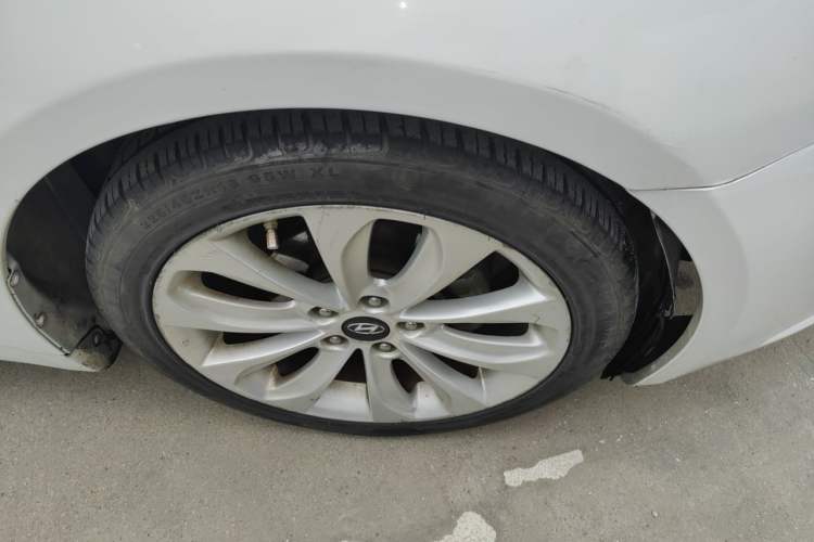 Used Hyundai Sonata 2014 2.0L Automatic Prestige Edition Right Front Wheel Hub