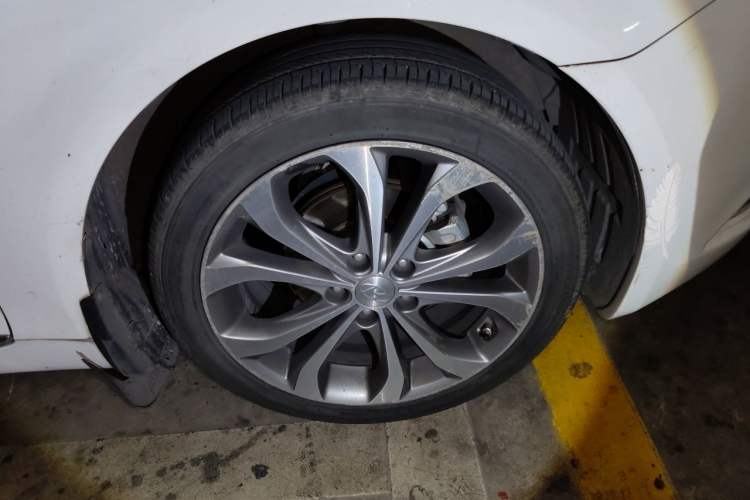 Used Hyundai Sonata 2014 2.0L Automatic Prestige Edition Right Front Wheel Hub